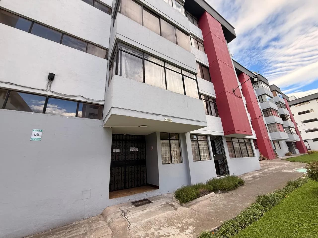 Venta de amplió departamento en el Conjunto Edificio Multifamiliar El Batán — foto 2