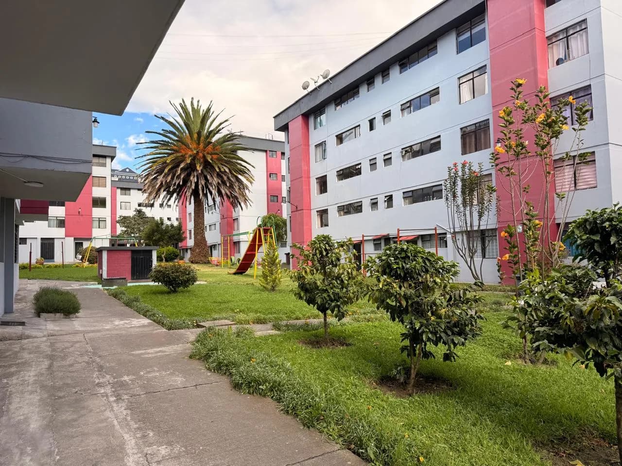 Venta de amplió departamento en el Conjunto Edificio Multifamiliar El Batán — foto 3