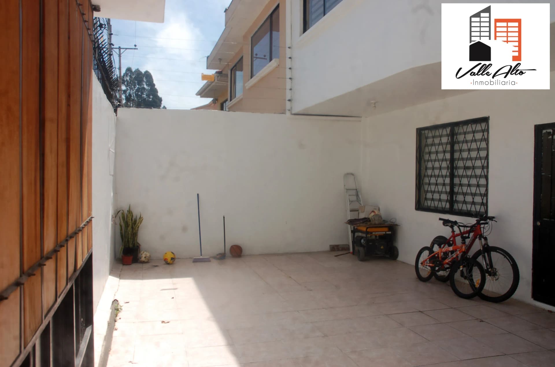 CASA DE DOS DEPARTAMENTOS + SUITE. — foto 4