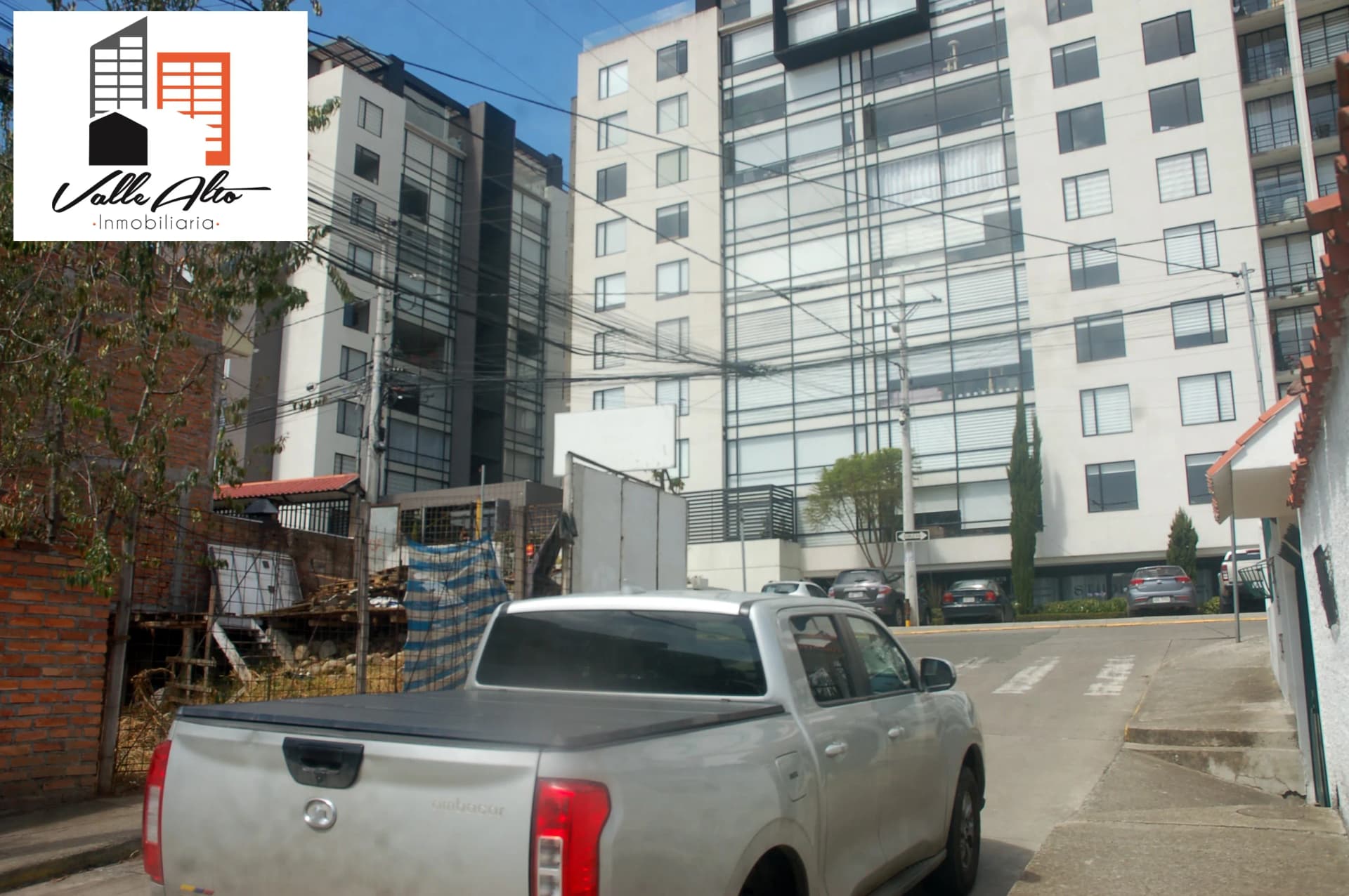 CASA DE DOS DEPARTAMENTOS + SUITE. — foto 3