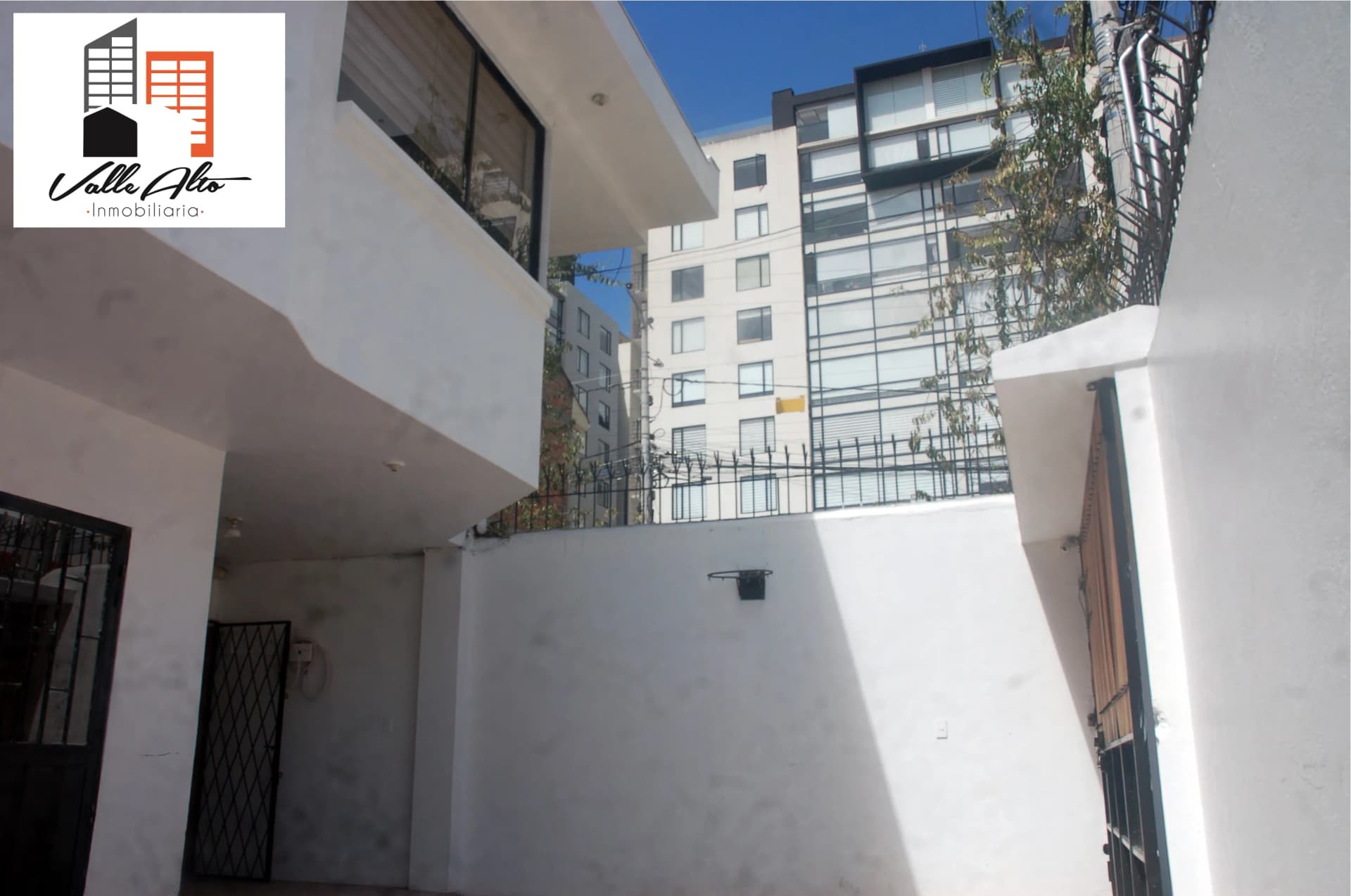 CASA DE DOS DEPARTAMENTOS + SUITE. — foto 5