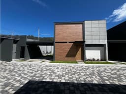 Casa moderna con jardín Yanazarapata Cumbayá | Innova Real Estate
