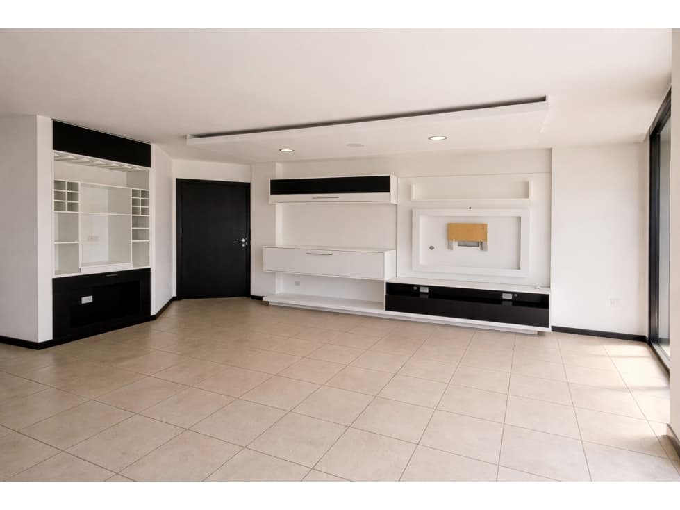DEPARTAMENTO CON PATIO Y JACUZZI | LA PRIMAVERA - CUMBAYÁ | VENTA — foto 3