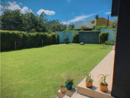 Venta de casa con jardín en Cumbayá Yanazarapata