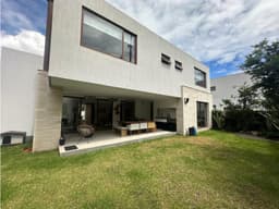 Casa moderna en Viña Alta Cumbayá Jardín y seguridad | Innova Real