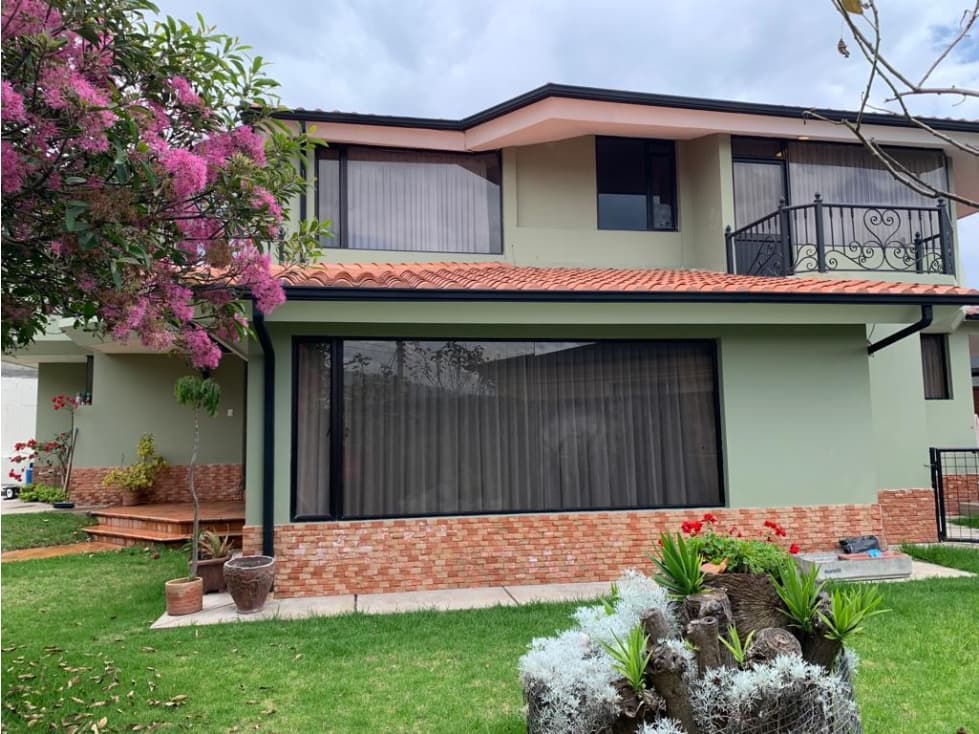 Casas de Venta en Cumbayá Jardines del Este cerca de la USFQ — foto 2