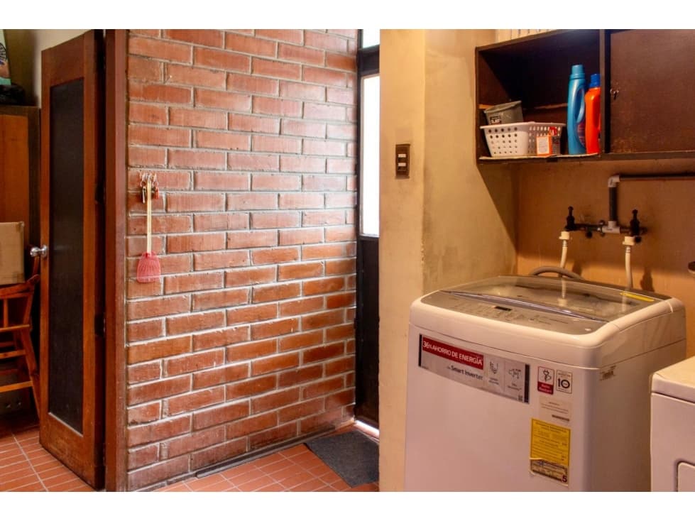 Casas en Venta en Quito sector Rumipamba con 5 Dormitorios y BBQ — foto 3