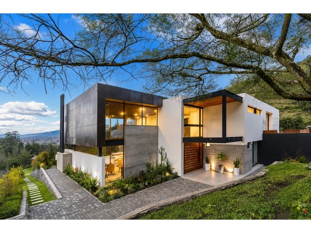 Casa de lujo en renta en Tumbaco Pacho Salas 4 suites y jardín