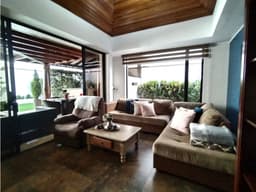 Casa con jardín en Cumbaya por el Reservorio en Renta o venta