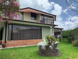 Casas de Venta en Cumbayá Jardines del Este cerca de la USFQ