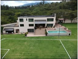 Casa en Cumbayá con cancha, piscina | Innova Real Estate