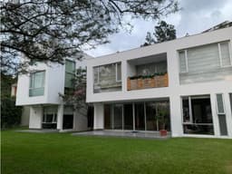 casas con piscina en Venta en Cumbaya en urbanización privada