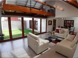 Casa amoblada en renta en La Primavera, Cumbayá incluida alícuota