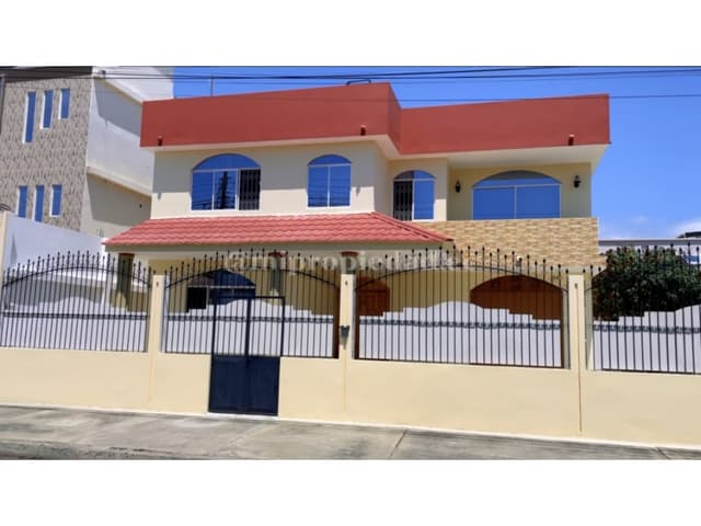 CASA AMPLIA EN URB MANTA 2000