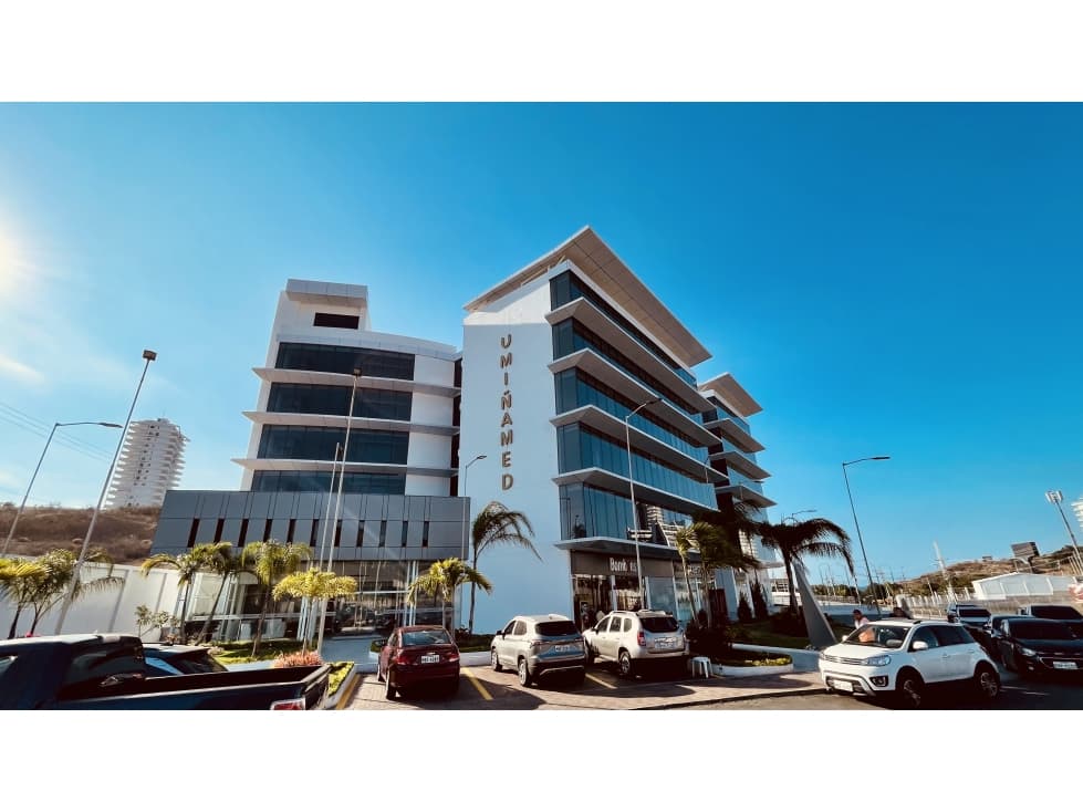EN VENTA CONSULTORIO MÉDICO EN UMIÑAMED, MANTA — foto 1
