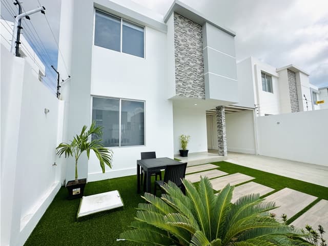 CASAS EN URB CRISTAL AZUL