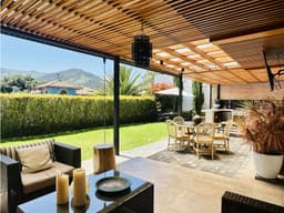 Casa venta Cumbayá sector Lumbisí con amplio jardín pérgola BBQ