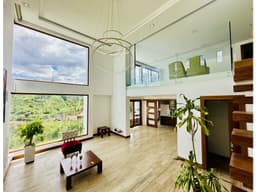 Casa VENTA Cumbayá doble altura en sala