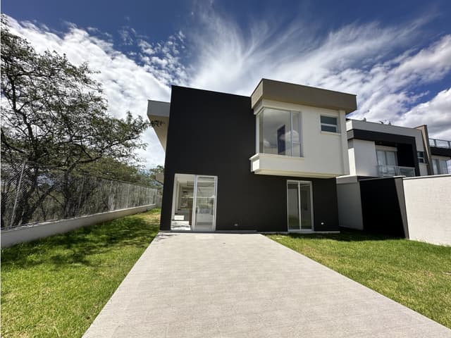 Casa VENTA Cumbayá 260m2 NO adosada urb. privada vía hacia Nayón