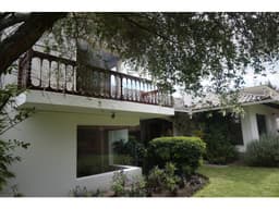 Casa VENTA Cumbayá urbanización privada cerca USFQ