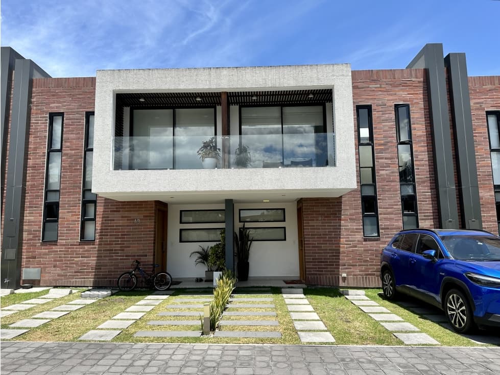 Casa VENTA 120m2 Puembo conjunto con generador y piscina — foto 1
