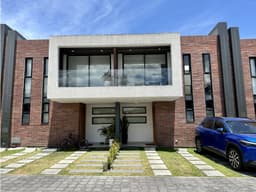 Casa VENTA 120m2 Puembo conjunto con generador y piscina