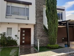 Casa VENTA 3 dormitorios CUMBAYÁ sector San Juan