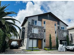 Casa VENTA 4 dormitorios CUMBAYÁ conjunto privado