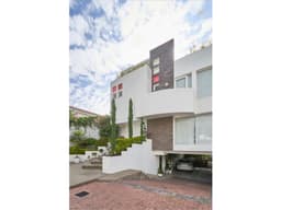 Casa 3 dormitorios separada en 2 departamentos CUMBAYÁ colegio Alemán
