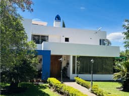 Casa 4 dormitorios +estudio ALQUILER CUMBAYÁ urbaniz privada