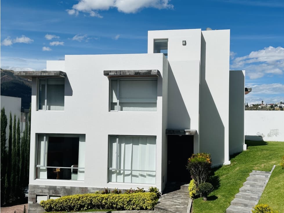 Casa 3 dormitorios VENTA en CUMBAYÁ parque central — foto 1