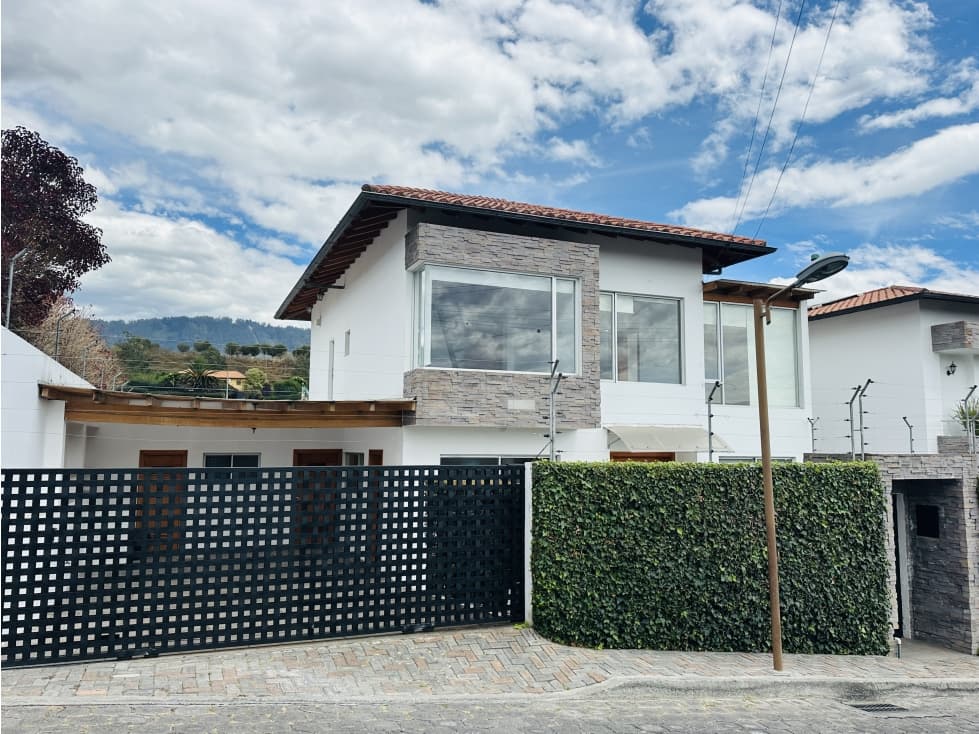 Casa 3 dormitorios + estudio + servicio ALQUILER CUMBAYÁ — foto 1