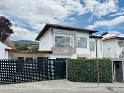 Casa 3 dormitorios + estudio + servicio ALQUILER CUMBAYÁ