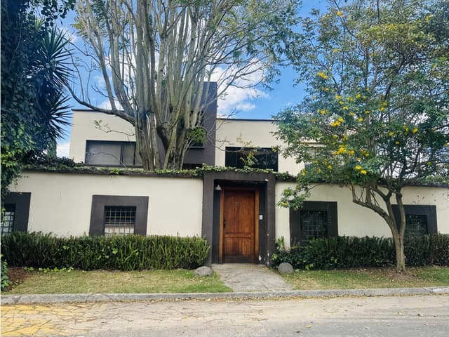 Casa 4 dormitorios ALQUILER Cumbayá urbanización Jacarandá