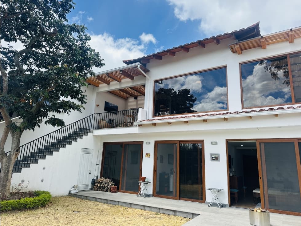 Casa VENTA 3 dormitorios Cumbayá sector Tanda x parque — foto 1
