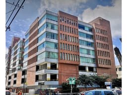 Consultorio venta Quito Torres Clínica Pichincha con parqueadero