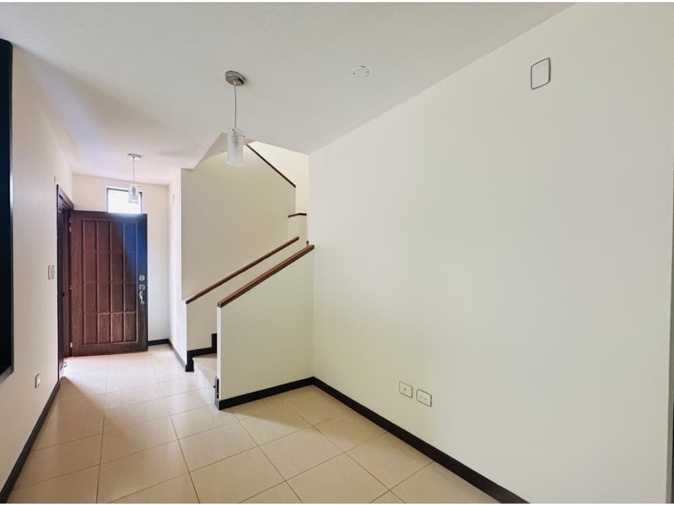 Casa ALQUILER 4 dormitorios CUMBAYÁ junto reservorio — foto 5
