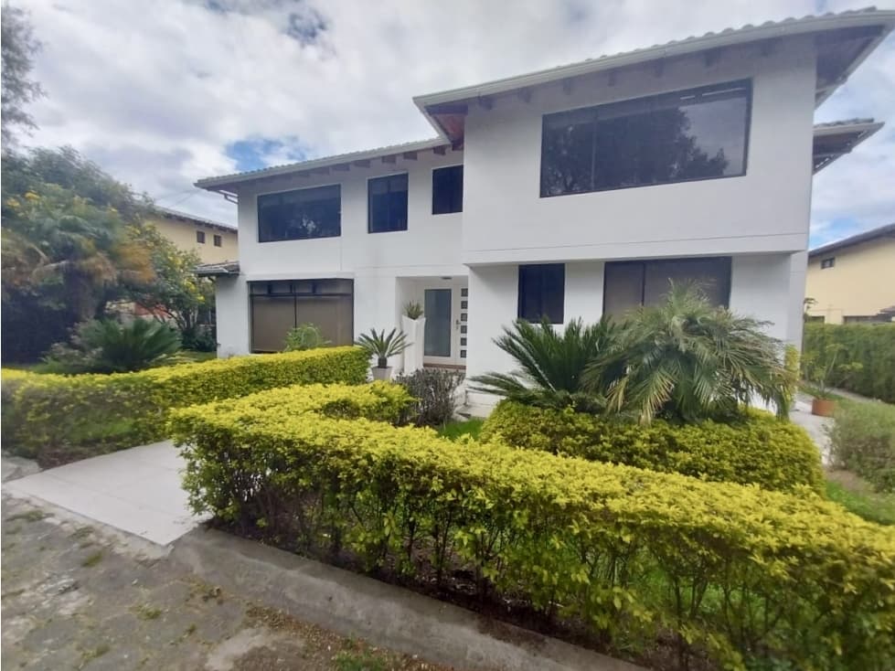 Casa alquiler Cumbayá urbanización privada Auqui Chico — foto 1