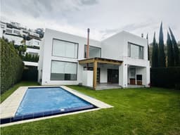 Casa en ALQUILER 4 dormitorios con piscina en Cumbayá Algarrobos