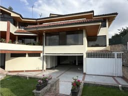 Casa ALQUILER 3 dormitorios más estudio CUMBAYÁ sector Santa Inés