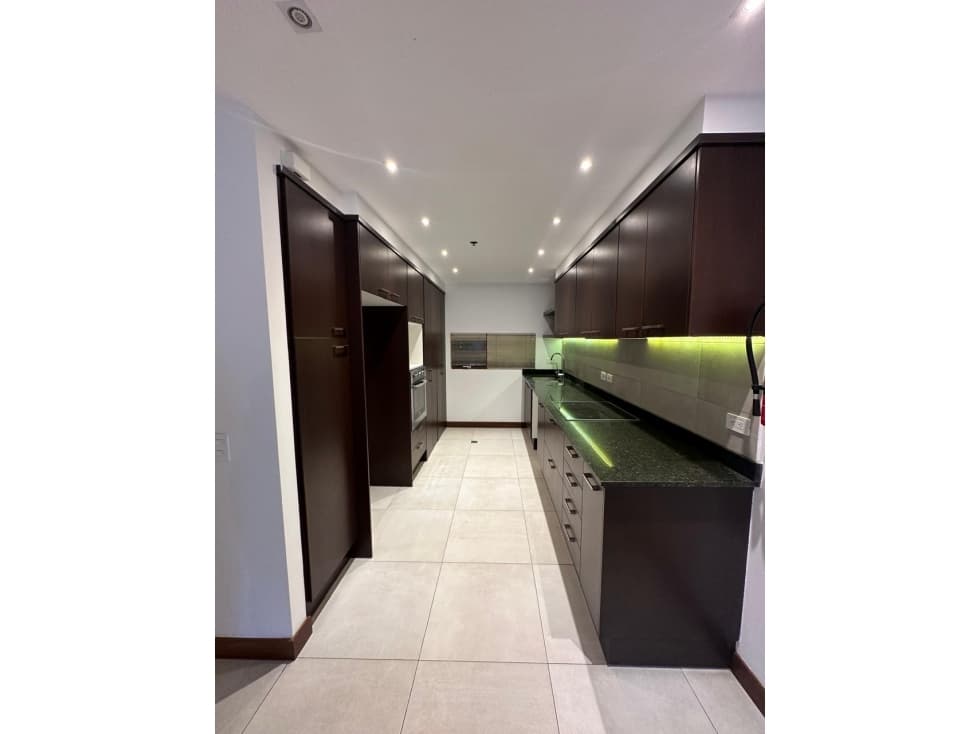 Departamento VENTA 2dormit PB conjardín Cumbayá — foto 3