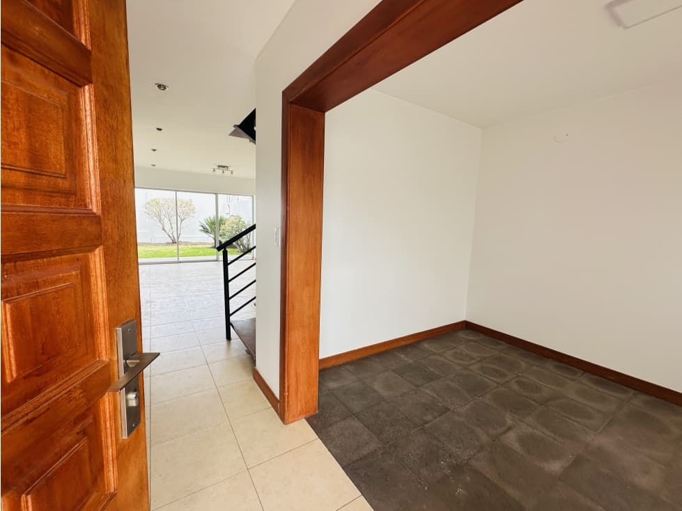 Casa 3 dormitorios + estudio + servicio ALQUILER CUMBAYÁ — foto 3