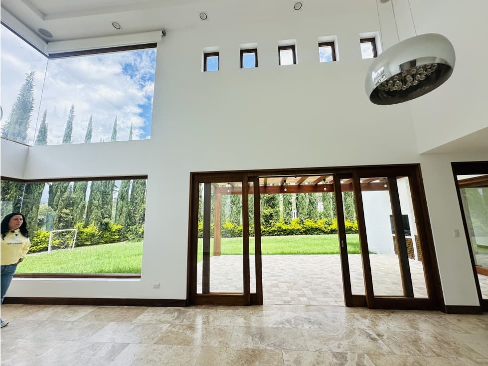 Casa VENTA 4 dormitorios con piscina CUMBAYÁ Algarrobos — foto 3