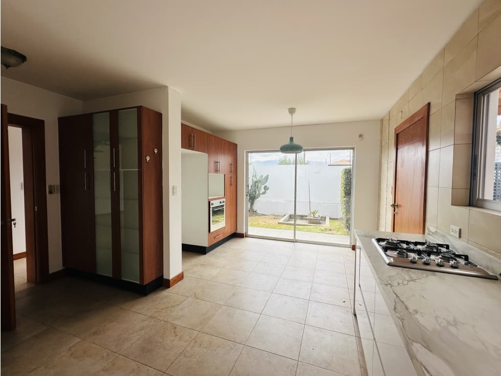 Casa 3 dormitorios + estudio + servicio ALQUILER CUMBAYÁ — foto 5