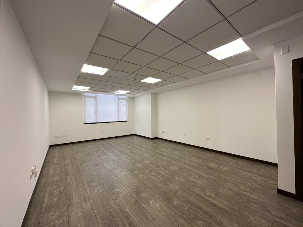 Oficina VENTA 40 m2 edificio corporativo nuevo en Quito — foto 2