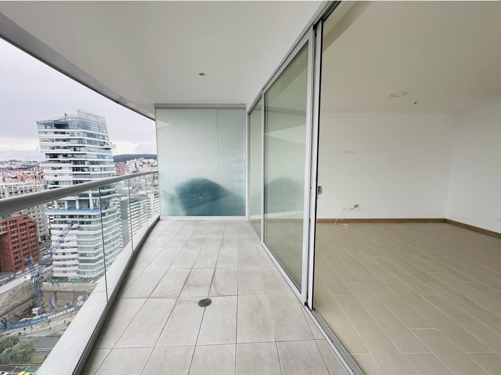 Suite VENTA con balcón corrido y garaje edificio ONE Quito — foto 6