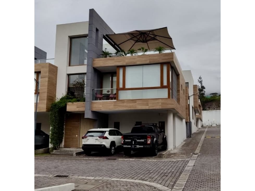 Casa VENTA Cumbayá ruta viva con piscina en conjunto — foto 2