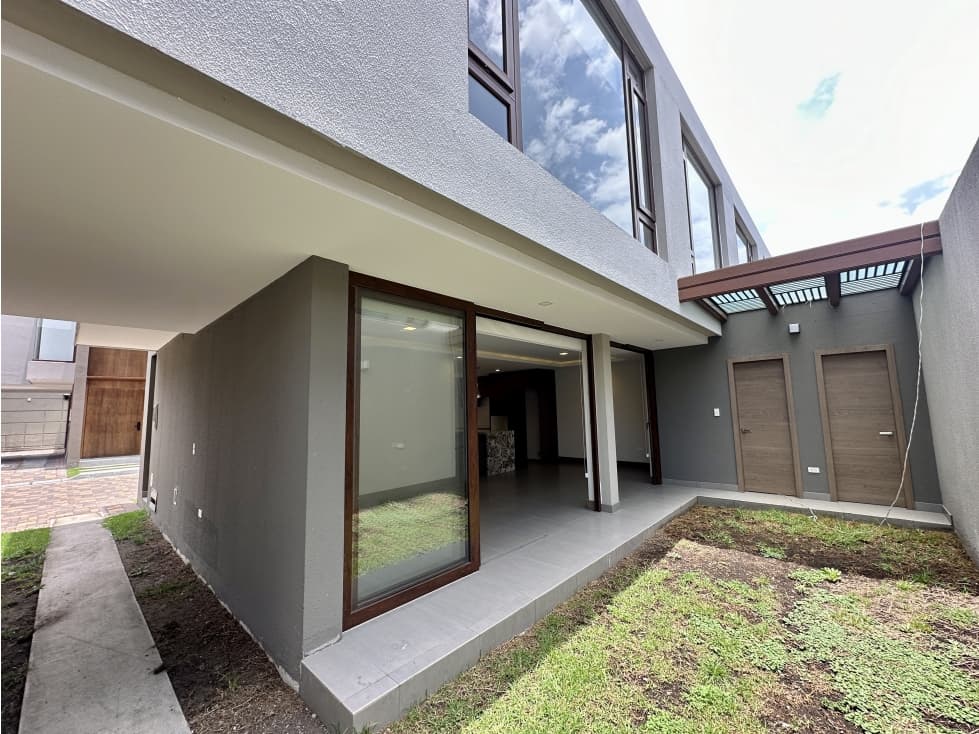 Casa VENTA Cumbayá con piscina A 1 minuto colegio Menor — foto 2