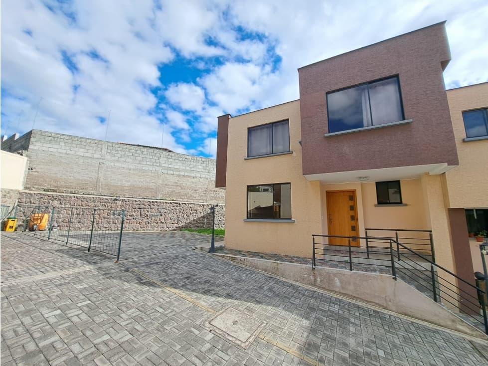 Venta de amplia casa en Conocoto de 237m2 / Silper — foto 1