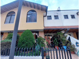 VENDO CASA DENTRO DE CONJUNTO EN CALDERON (VEB)